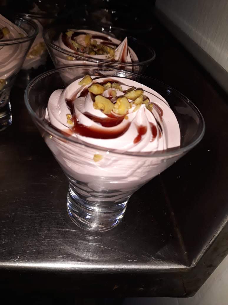 Postre Mousse Rosado Frutos Secos
