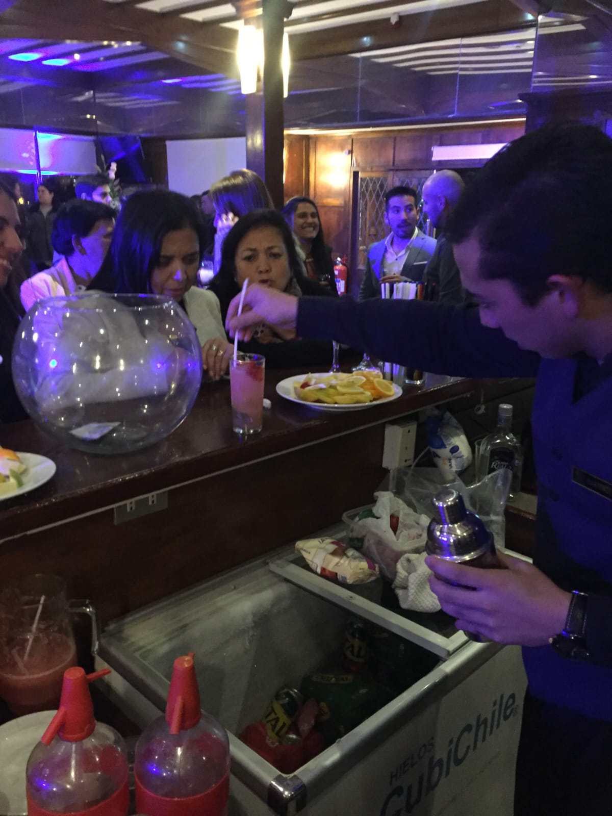 Servicio Barman Preparando Trago